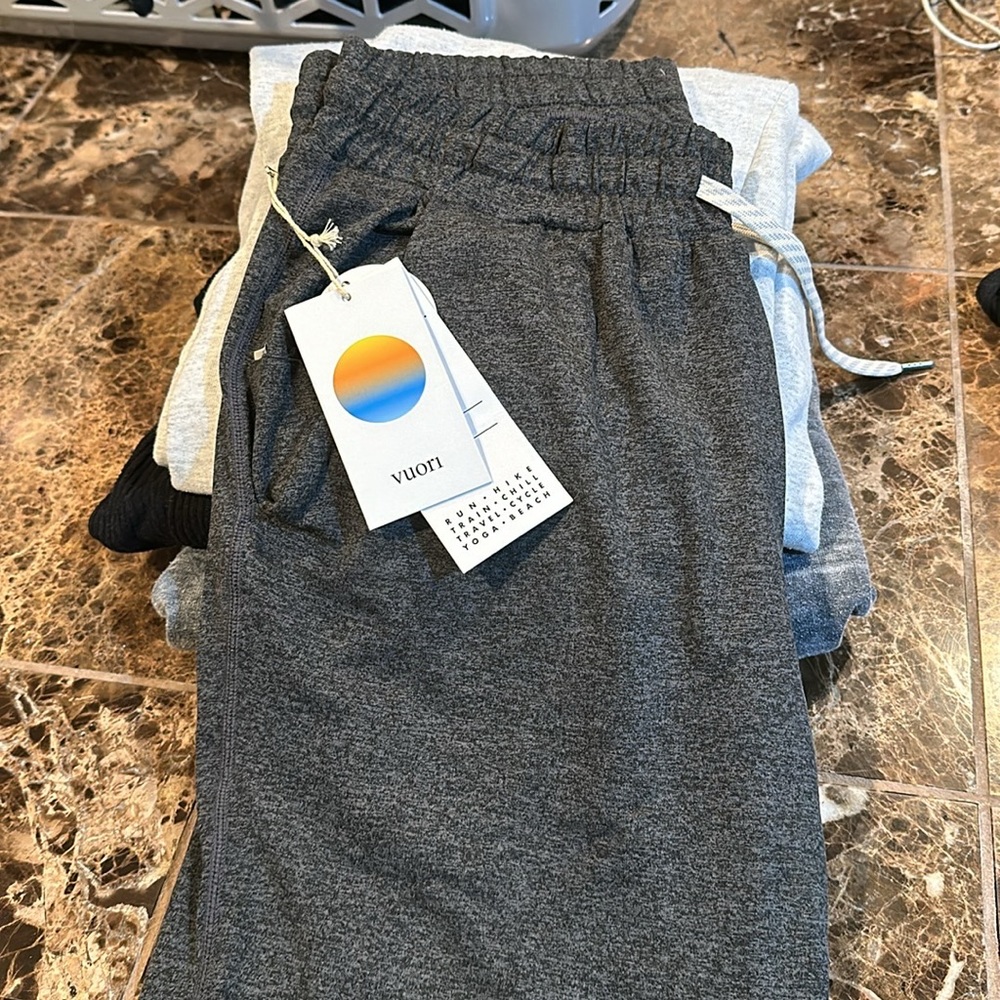 Men’s Vuori sweats never worn new with tags